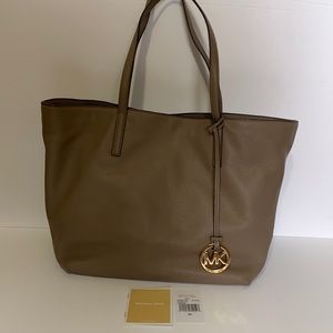 Michael Michael Kors Izzy LG EW Tote Leather in Dune